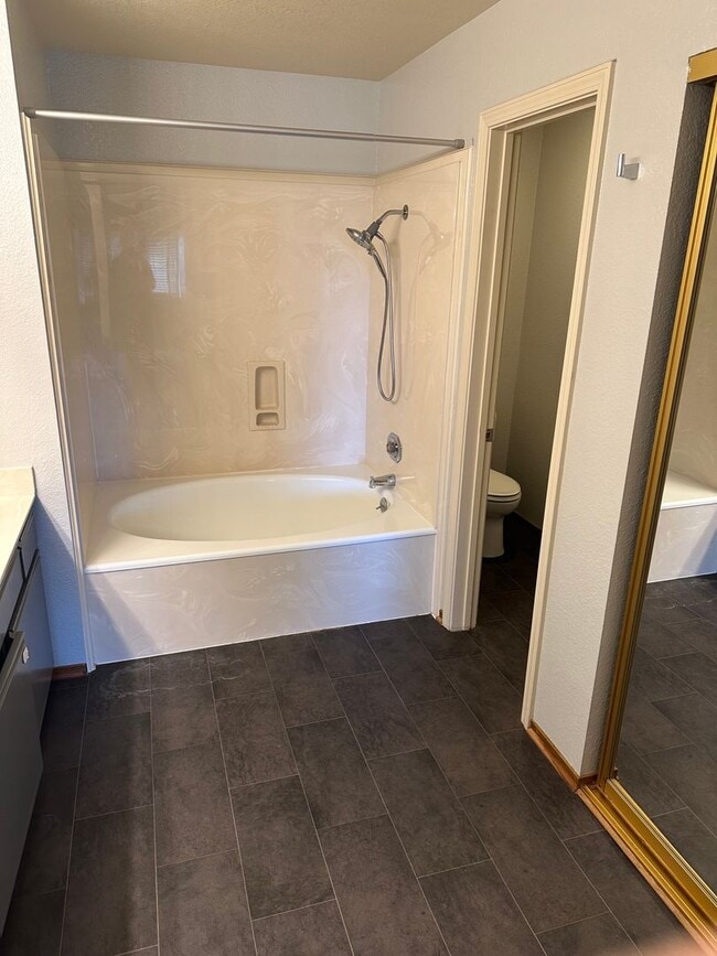 Building Photo - Amazing 2BR/2BA Townhome w/ Parking, In-Un...