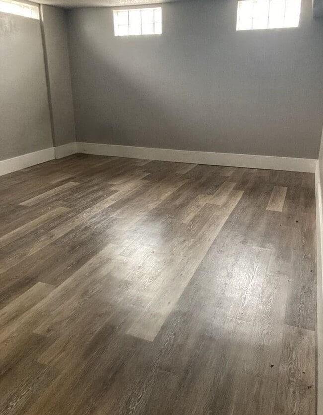 Building Photo - Spacious 3 bedroom 1.5 bathroom home