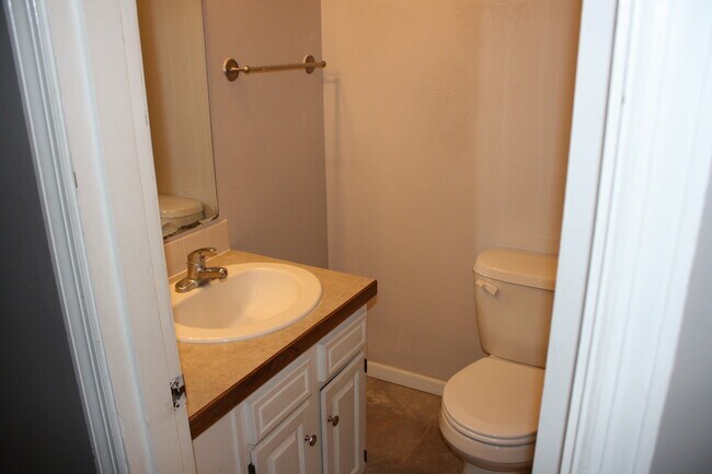 Building Photo - 1806 W 40th St