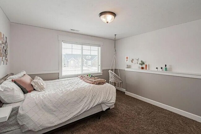 Building Photo - LOCATION, LOCATION, LOCATION - 4 Bedroom 3 Bath Home with TONS of storage. THIS PRICE INCLUDES TH...