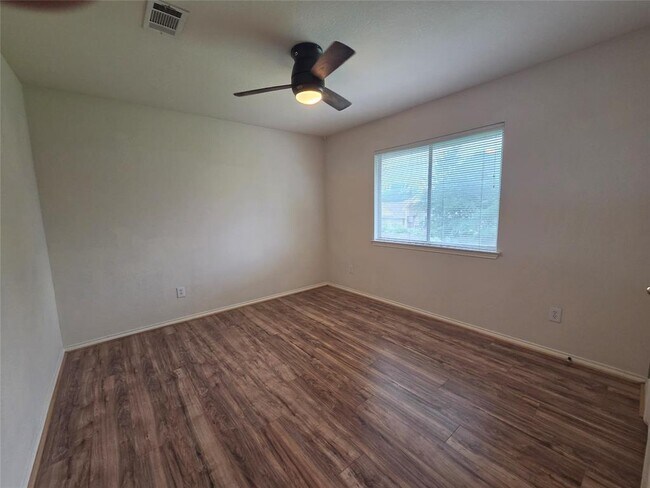 Building Photo - 3208 Santee Dr