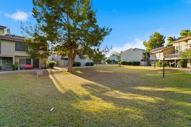 Building Photo - Beautifully maintained 3-bedroom, 2.5-bath Condo in the heart of Phoenix!