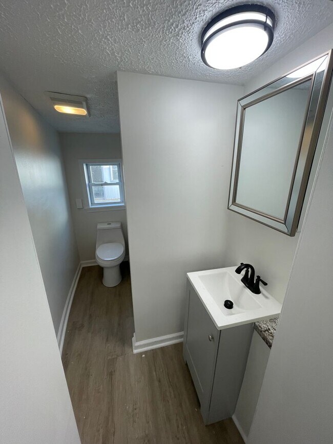 Building Photo - Renovated home on small, perfect little st...