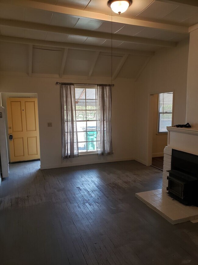 Building Photo - Adorable Home in Country Setting!