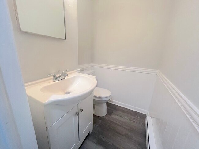 Building Photo - BEAUTIFUL TWO BEDROOM 1.5 BATHROOM APARTME...