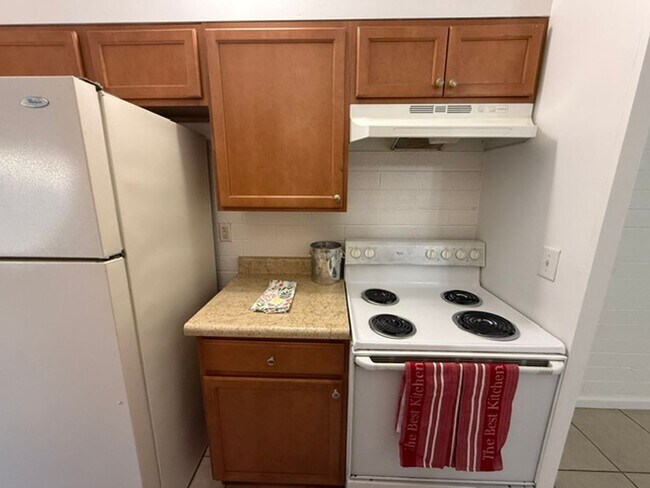 Building Photo - 2 Bed 1 Bath Spacious Apartment