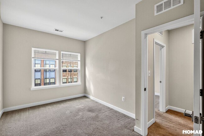 Building Photo - Spacious 4BR 3BA Townhome