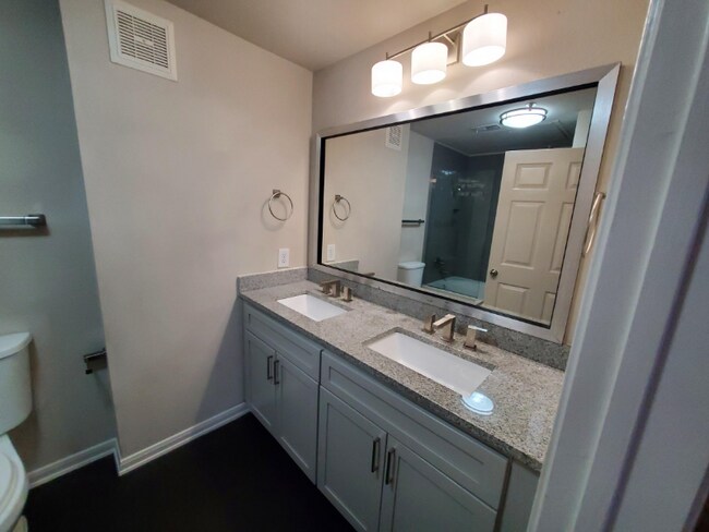 Building Photo - 906 Allen St