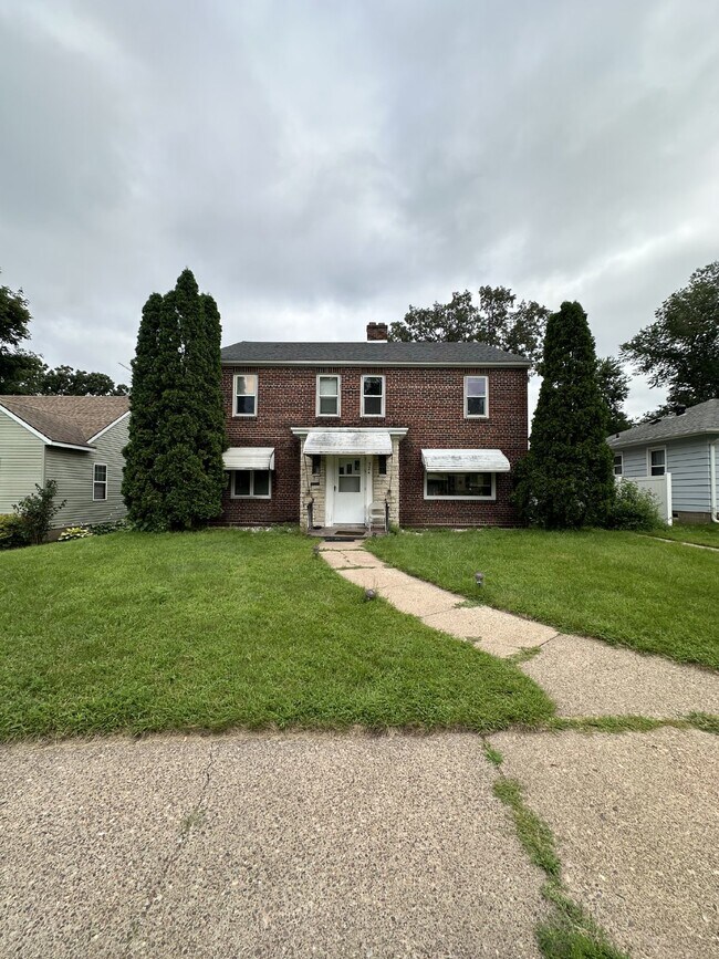 Building Photo - One Bedroom One Bath Unit in Triplex near Downtown and UWEC!