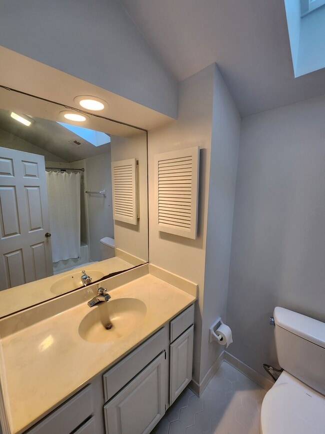 Building Photo - 115 Creekview Cir