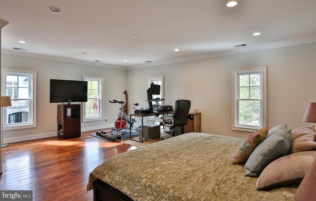 Building Photo - 6329 Linway Terrace