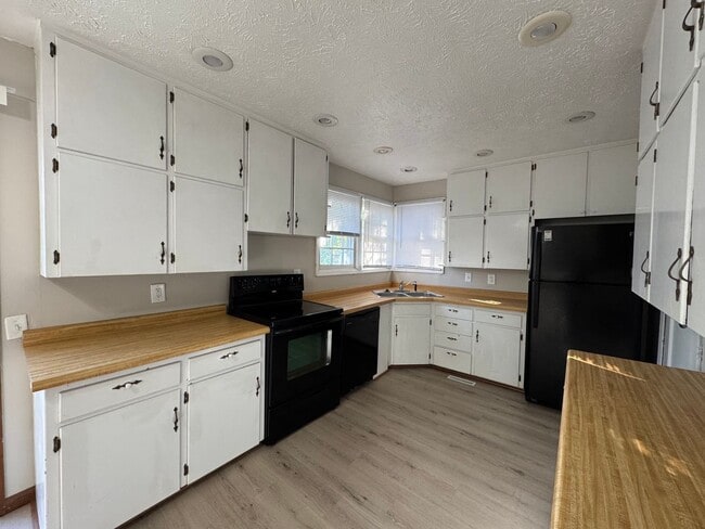 Building Photo - PRICE REDUCED! 4 Bedroom, 1.5 Bathroom House Available, Centrally Located! ¡Casa de 4 dormitorios...