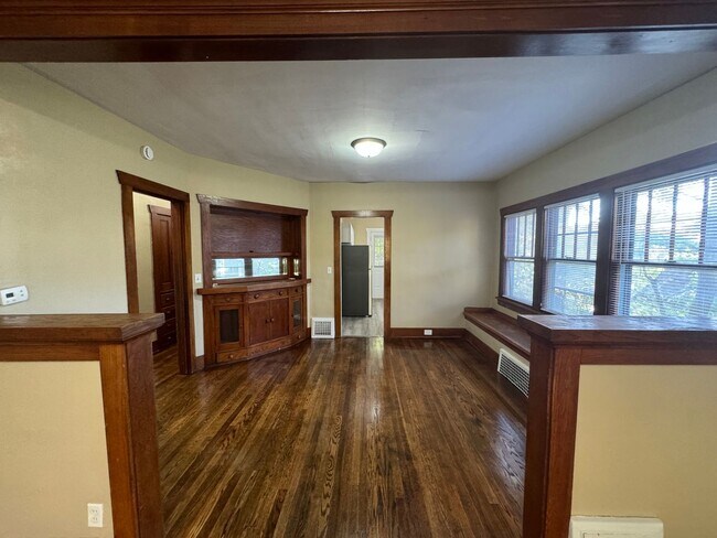 Building Photo - 5 Bedroom Rental in Moline