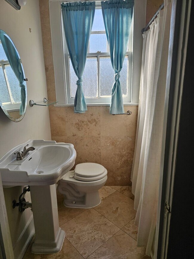 Building Photo - Uptown 1 Bedroom, 1 Bath, Swimming Pool, 1 block from St. Charles