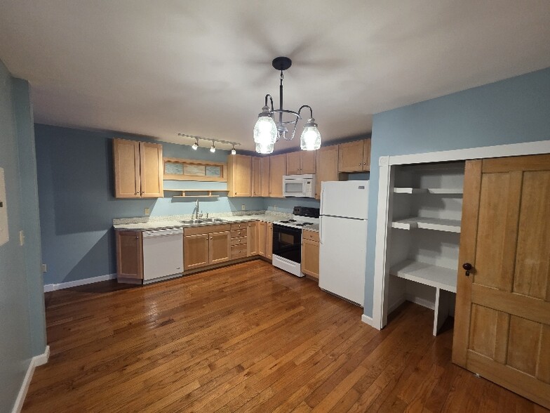 Building Photo - 296 Main St