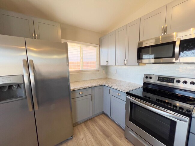 Building Photo - 4 bedrooms, 2 bathrooms home located in Henderson