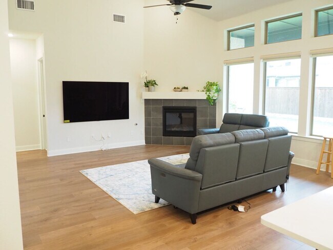 Building Photo - 4 Bed 4.5 Bath in Argyle