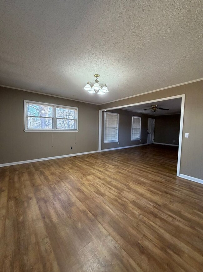 Building Photo - 1,640 Sq Ft | 4 Bed | 2 Bath