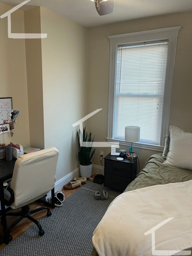 Building Photo - 9/1 No Fee! Spacious 3BR/2BA w/parking included!