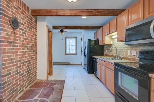 Building Photo - 99 Pine St