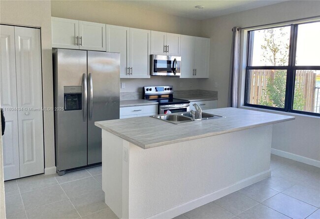 Building Photo - 10265 SW 231st Ln