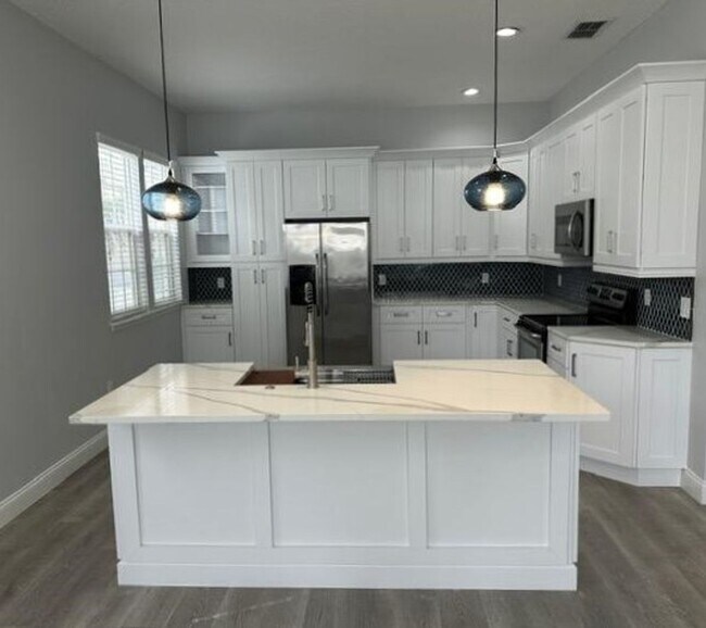 Building Photo - Completely remodeled 4 Bedroom 2 Bath sing...