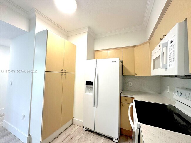 Building Photo - 9340 Fontainebleau Blvd