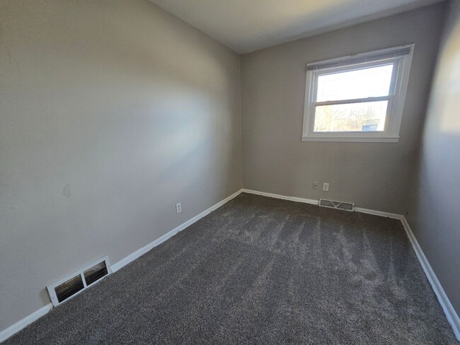 Building Photo - 1005 Samantha St