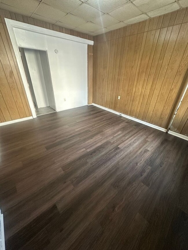 Building Photo - 650 W King St