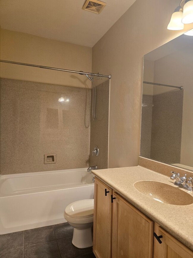 Building Photo - FREE RENT FOR OCTOBER AND $100 VISA GIFT C...