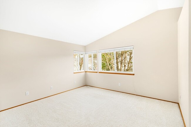 Building Photo - Beautiful and Bright 3 Bedroom Home in Klahanie