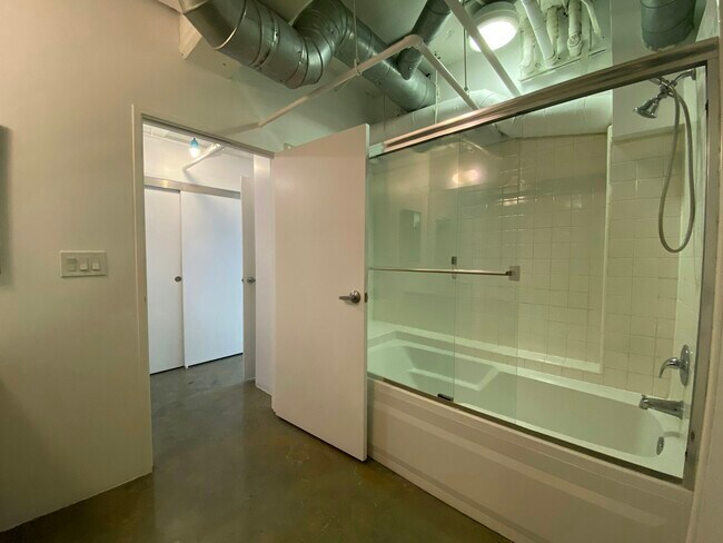 Building Photo - 1130 Flower St