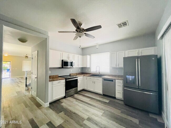 Building Photo - 4580 E Del Rio St