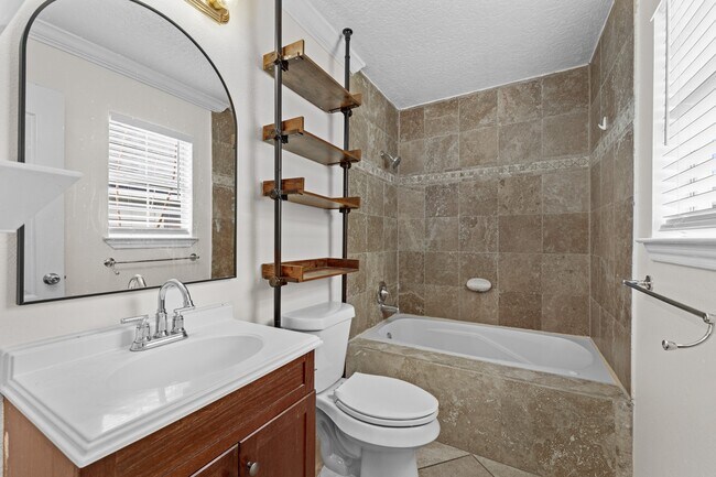 Building Photo - 842 E 29th St