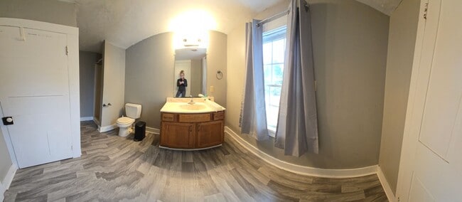 Building Photo - 2 Bedroom Farmhouse in Middletown