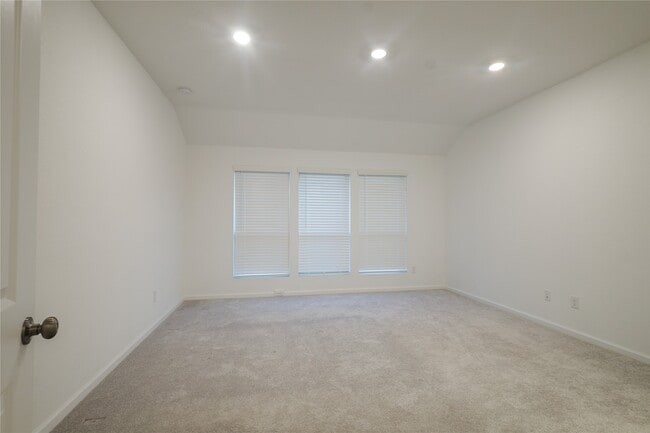 Building Photo - 27011 Aurora Gdn Ln