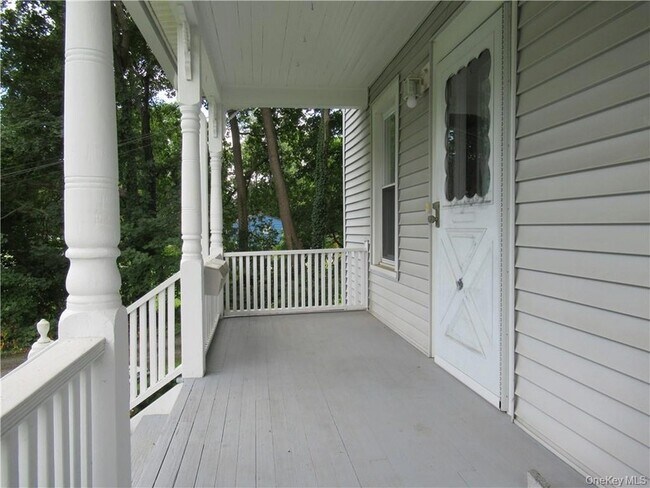 Building Photo - 25 Fairway Dr
