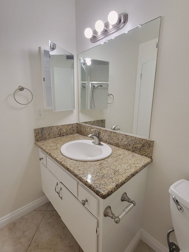 Building Photo - Torrance Townhouse for LEASE | 3 Bed/2 Bat...