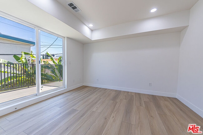 Building Photo - 5438 Romaine St