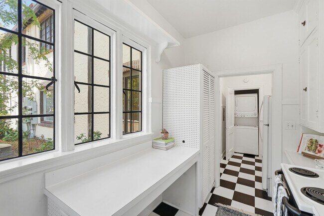 Building Photo - 3319 Pine St