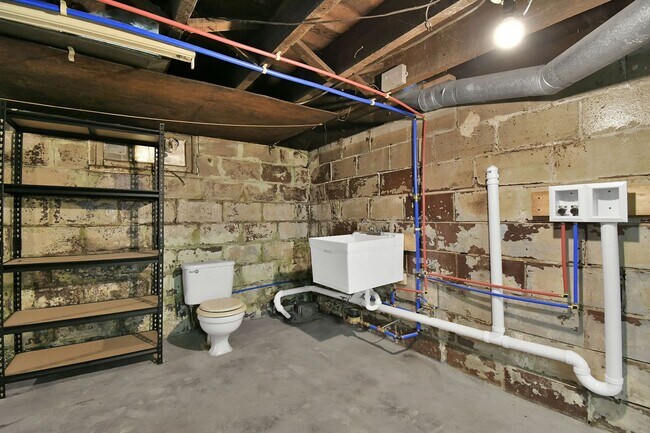 Building Photo - Large Single Family Rental - Available Now