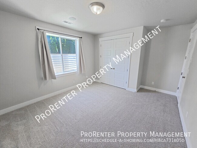 Building Photo - 1308 E Maple Way