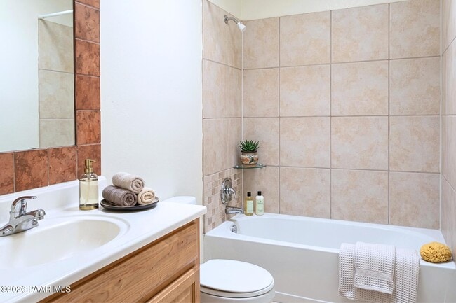 Building Photo - 352 W Delano St