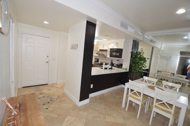 Building Photo - Newly Remodeled & Furnished Luxury Condo R...