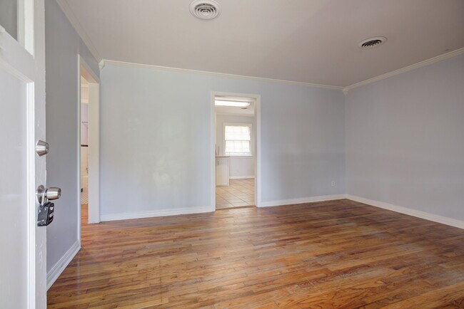Building Photo - 912 Garver St