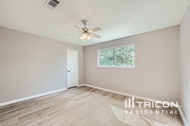 Building Photo - 16527 Pilgrims Cir