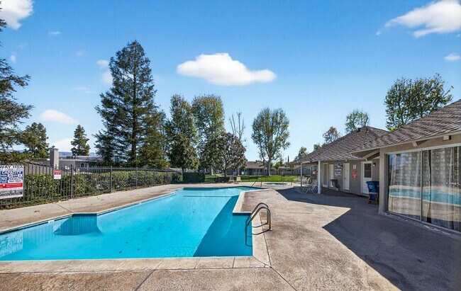 Building Photo - Updated and Move-In Ready!