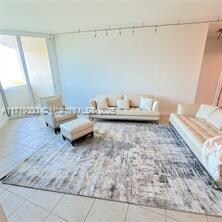 Building Photo - 300 S Pointe Dr