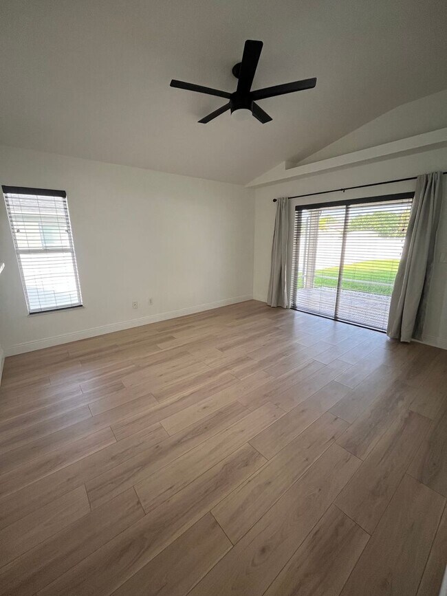 Building Photo - Convenient 3/2/2 PSL Home with Backyard Oa...