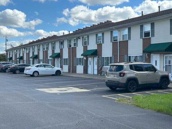 Building Photo - Elyria - updated 3 bed/1 bath townhouses for rent!